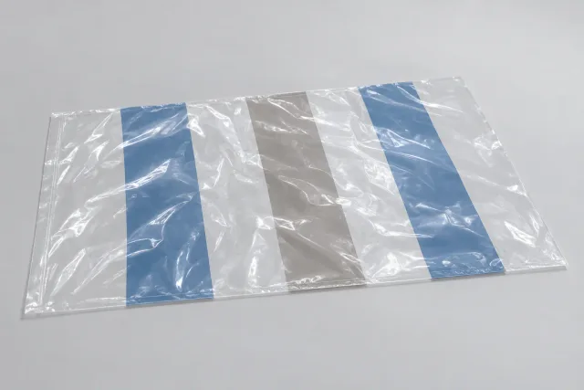 Transparenter flacher Beutel mit drei breiten Streifen in Blau, Grau und Blau sowie unbedruckten Zwischenräumen auf hellgrauem Grund.
